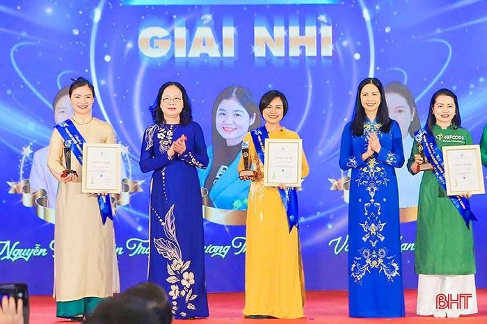  Chị Nguyễn Thị Huyền Trang (ngoài cùng bên trái) nhận giải nhì tại Chung kết toàn quốc Cuộc thi ý tưởng phụ nữ khởi nghiệp năm 2024. 