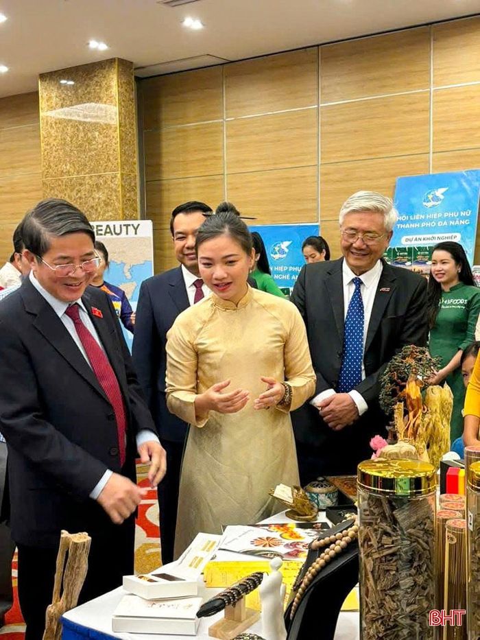  Lãnh đạo Trung ương tham quan gian hàng khởi nghiệp của phụ nữ Hà Tĩnh bên lề Chung kết toàn quốc Cuộc thi ý tưởng phụ nữ khởi nghiệp năm 2024. 