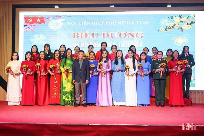  Lãnh đạo tỉnh và Hội LHPN Hà Tĩnh biểu dương 95 nữ đảng viên tiêu biểu có nhiều đóng góp trên các lĩnh vực của đời sống xã hội, nhân kỷ niệm 95 năm Ngày thành lập Đảng Cộng sản Việt Nam (3/2/1930 - 3/2/2025) và 95 năm thành lập Đảng bộ tỉnh Hà Tĩnh (3/1930 - 3/2025). 