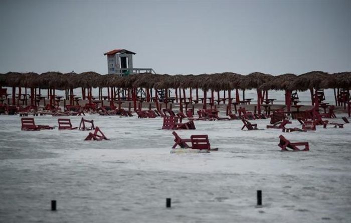 Bãi biển Ciudad Madero, gần thành phố Tampico của Mexico, nằm bên bờ Vịnh Mexico, khi cơn bão Alberto đổ bộ vào 20/6/2024. Ảnh: REUTERS/TTXVN