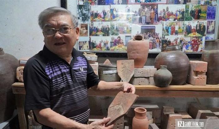 Dòng họ Lê Doãn đã sưu tập, giữ gìn những sản phẩm gốm của làng nghề Cẩm Trang để bảo tồn.