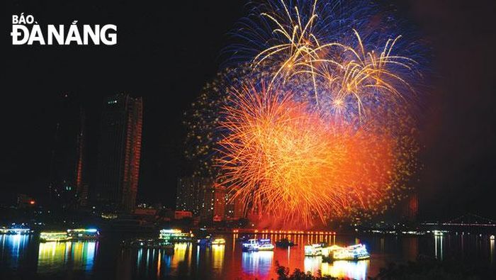Đà Nẵng không chỉ có những cây cầu mà thành phố này còn là nơi hội tụ của ánh sáng và nghệ thuật qua Lễ hội Pháo hoa quốc tế Đà Nẵng (DIFF). Ảnh: XUÂN SƠN