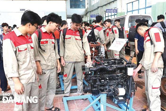 Sinh viên Trường Đại học Bách khoa được thực hành trên những thiết bị hiện đại. Ảnh: NGỌC HÀ