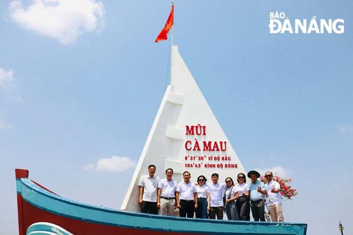 Đoàn Báo Đà Nẵng chụp hình lưu niệm tại Mũi Cà Mau. Ảnh: PV