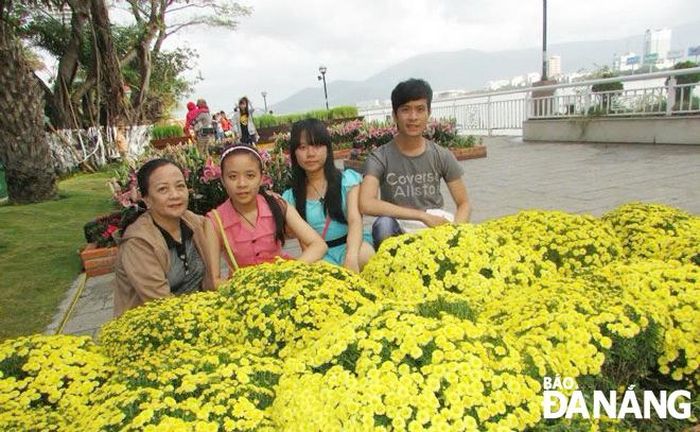 MC Thanh Hùng vẫn giữ được những tấm hình đón Tết cùng gia đình ở Đà Nẵng. Ảnh: PHƯỚC BẢO