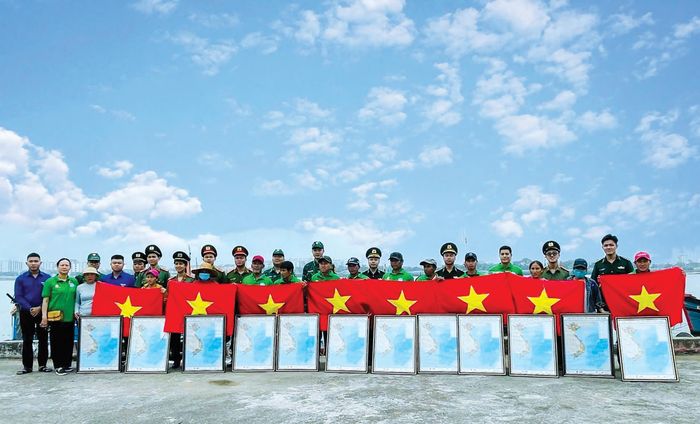 Những chuyến biển cuối năm, người ngư dân chất chứa nhiều nỗi niềm khó tả, đồng thời, những chính sách hỗ trợ của Nhà nước giúp họ có thêm động lực vươn khơi bám biển, bảo vệ chủ quyền biển, đảo. Ảnh: HUỲNH TƯỜNG VY