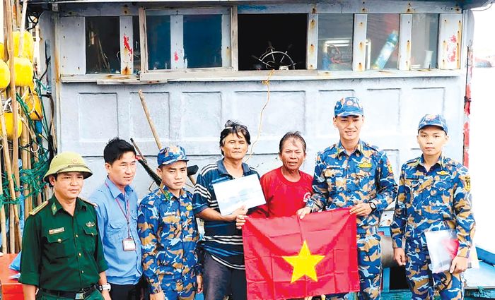Trao cờ Tổ quốc cho ngư dân. Ảnh: HUỲNH TƯỜNG VY