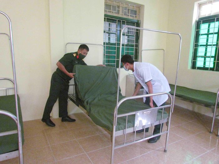 Y, bác sĩ Bệnh xá quân - dân y, Đoàn KTQP 356 chuẩn bị sẵn sàng thuốc, giường để chăm sóc người bệnh.