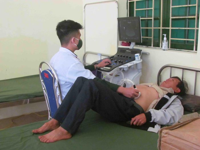 Máy siêu âm được các bác sĩ Bệnh xá sử dụng thường xuyên hỗ trợ quá trình chẩn đoán bệnh được chính xác.