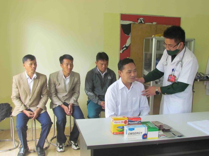Bác sĩ Bệnh xá quân - dân y khám bệnh cho người dân trong khu kinh tế quốc phòng huyện Phong Thổ.