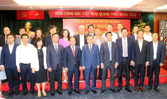 Cán bộ, lãnh đạo Bộ Xây dựng chụp hình lưu niệm với tân Phó Bí thư Thường trực Thành ủy Thành phố Hồ Chí Minh.