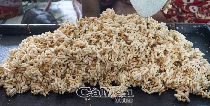 Món cốm ngào đường thơm ngon, gợi nhớ ký ức tuổi thơ.