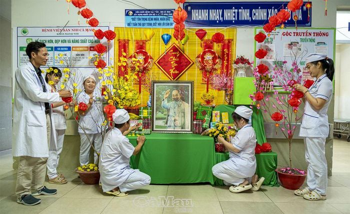 Các y, bác sĩ Khoa Ngoại nhi, Bệnh viện Sản - Nhi Cà Mau, dành thời gian trang trí bàn thờ Bác Hồ, đây là việc làm ý nghĩa được bệnh viện duy trì suốt nhiều năm qua mỗi dịp Tết đến.