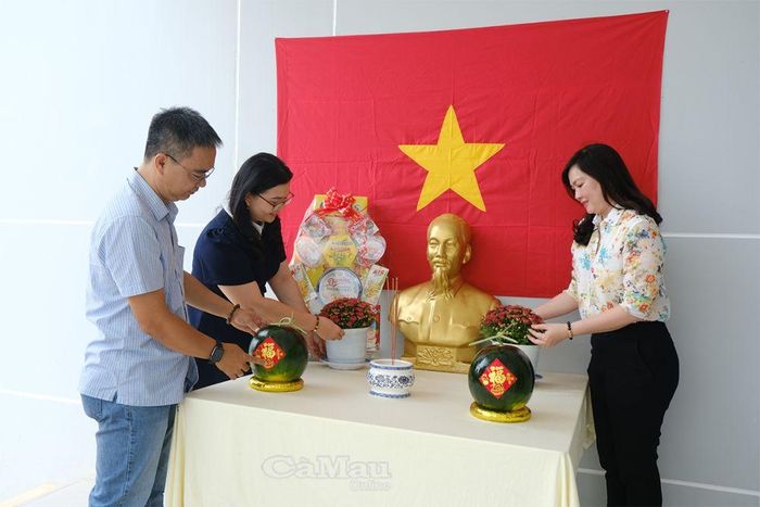Bàn thờ Bác được cán bộ, phóng viên Báo Cà Mau chăm chút bằng cả tấm lòng.
