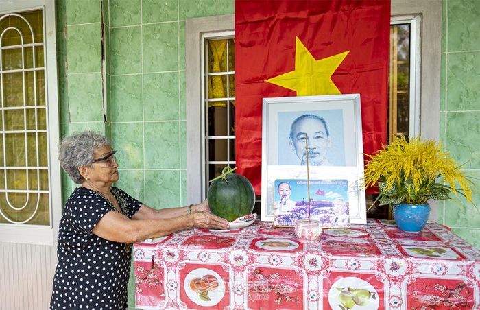 Dù tấm di ảnh Bác có đôi chút phai màu theo thời gian, hay đơn sơ quả dưa hấu đỏ trên bàn thờ Bác trước nhà, nhưng đó là tất cả tình cảm, là sự biết ơn của người dân Cà Mau dành cho Vị lãnh tụ kính yêu của dân tộc. (Trong ảnh: Bàn thờ Bác được bày trí trang trọng tại nhà ông Lưu Tấn Tài, xã Tân Hưng, huyện Cái Nước)