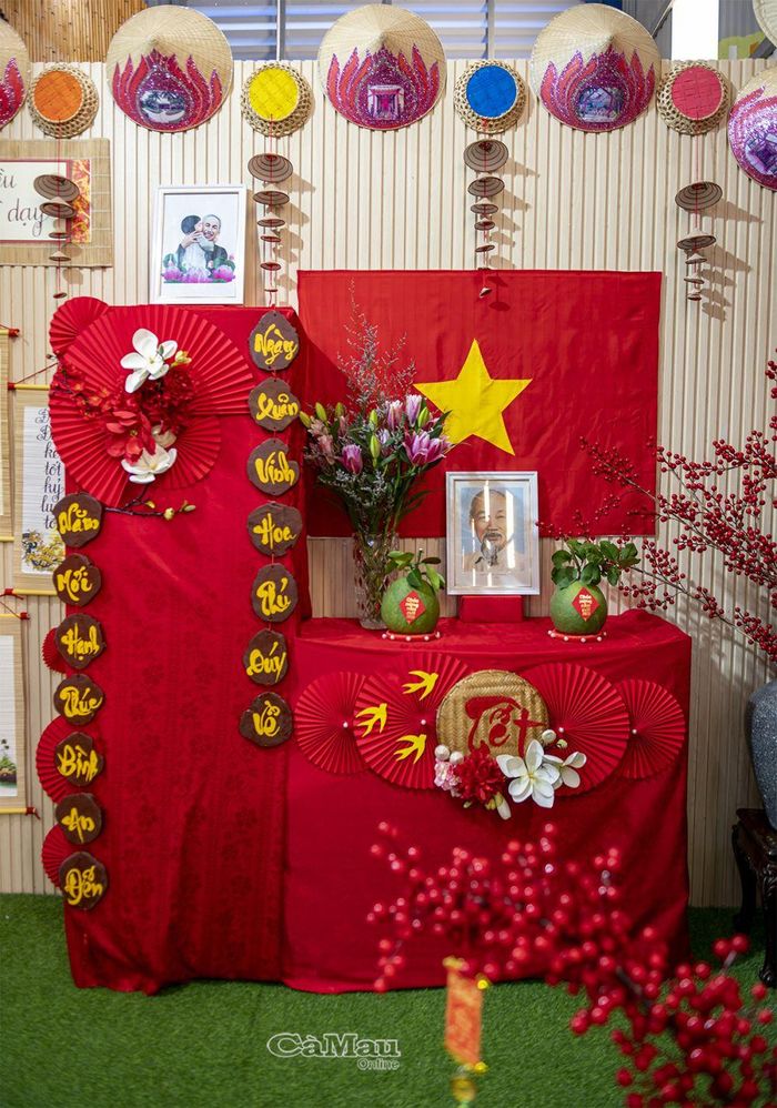Bàn thờ Bác được trang trí công phu, đầy màu sắc tại Trường Mầm non Hoàng Oanh, Phường 5, TP Cà Mau.