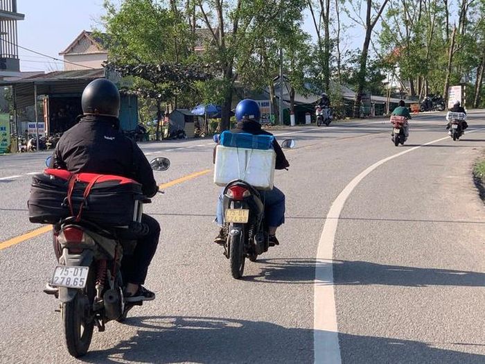 Càng về chiều, lượng phương tiện vượt đèo càng đông. Thời tiết nắng ráo, thuận lợi giúp cho hành trình về quê đón Tết của người dân trở nên thuận lợi hơn.