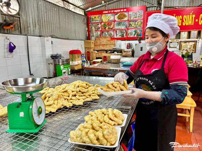 Giá của 1kg chả mực khoảng từ 500.000-700.000 đồng, tùy loại.