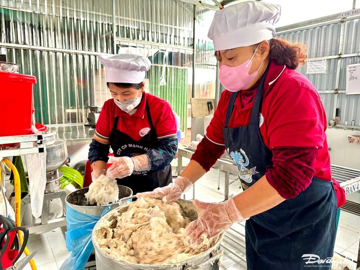 Tuy nhiên để kịp thời đáp ứng lượng đơn hàng tăng cao vào các dịp lễ tết, các cơ sở chế biến thường dùng máy để xay mực. Quá trình giã hoặc xay mực cần chú ý độ nhuyễn vừa phải và cho gia vị phù hợp.