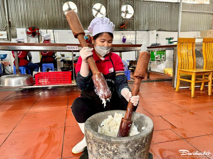 Chả mực truyền thống Hạ Long thường được giã bằng tay.