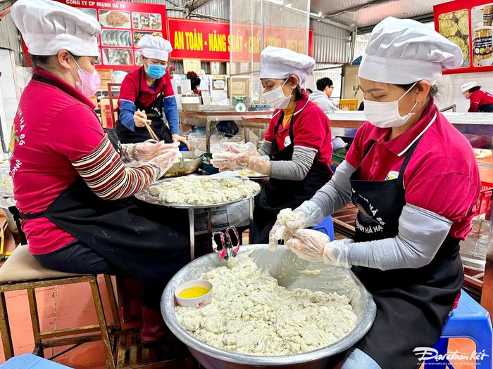 Các công nhân chế biến nặn chả mực.