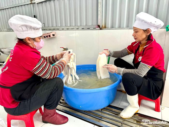 Mực sau khi rã đông tiếp tục được làm sạch.