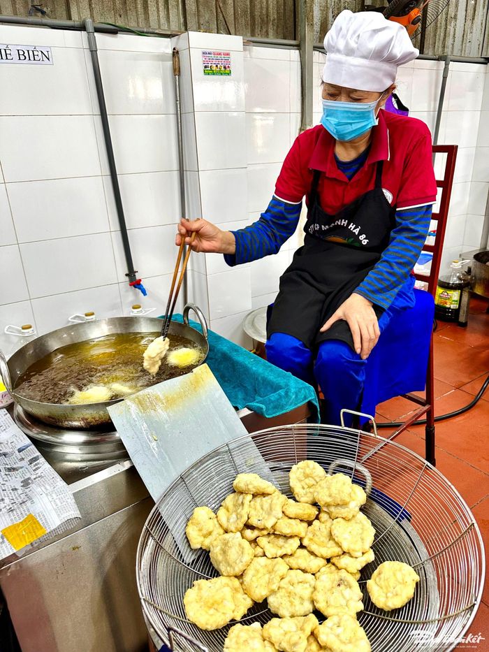 Khi chả mực ngả màu vàng và đạt độ chín khoảng 80% thì được vớt ra.