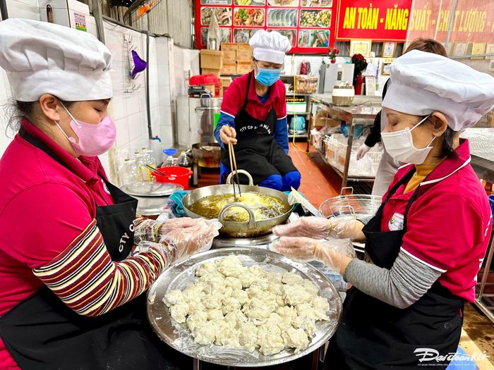 Chả mực được cho vào chiên trong dầu nóng già.