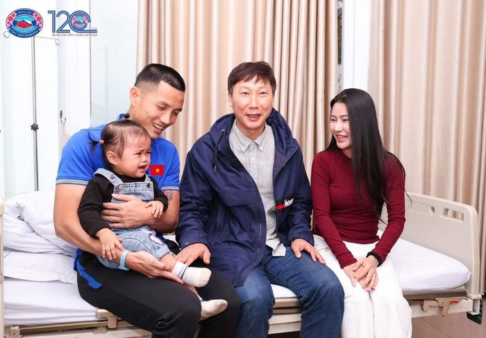 HLV Kim Sang Sik thăm thủ môn Đình Triệu đang điều trị tại bệnh viện
