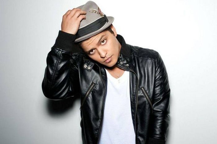 Giống như các ca khúc của mình, Bruno Mars trông rất đơn giản, là chính mình