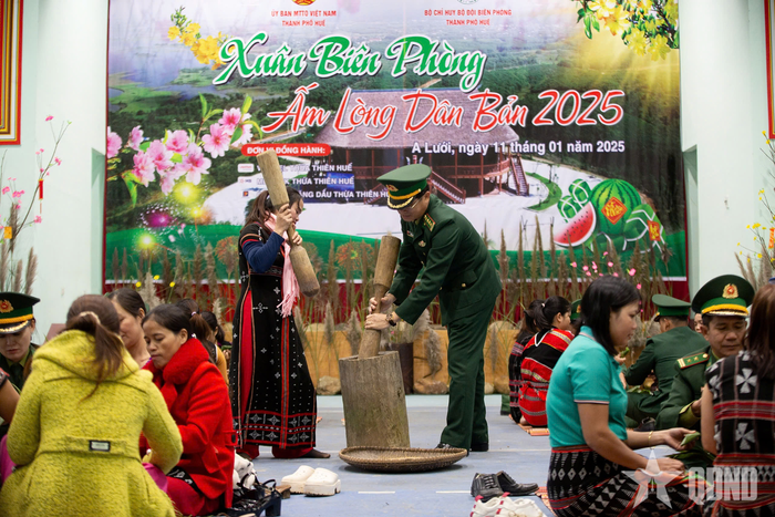 Quân dân biên giới vui trong chương trình “Xuân Biên phòng, ấm lòng dân bản”. 