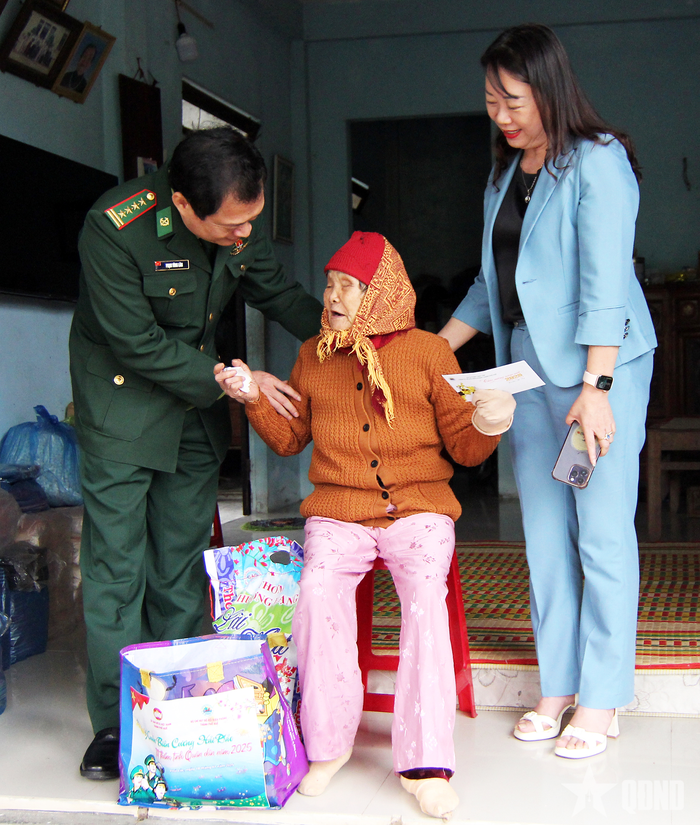 Chỉ huy Bộ đội Biên phòng TP Huế và cán bộ Ủy ban Mặt trận Tổ quốc TP Huế thăm, tặng quà Mẹ Việt Nam Anh hùng Nguyễn Thị Thuận (103 tuổi) ở thôn Giang Chế, xã Giang Hải, huyện Phú Lộc. 