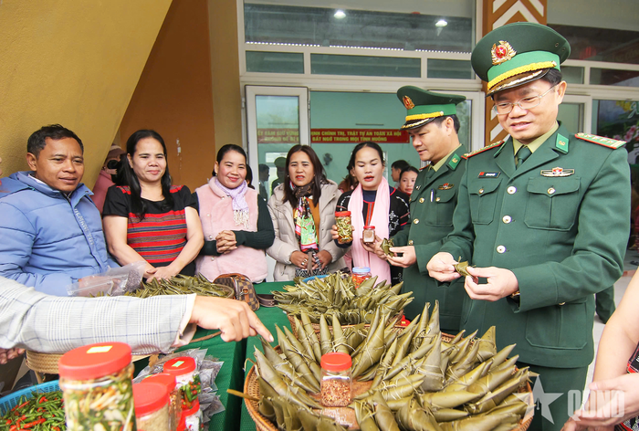 Đồng bào các dân tộc huyện A Lưới trưng bày, giới thiệu các mặt hàng nông sản truyền thống tại chương trình “Xuân Biên phòng, ấm lòng dân bản”.