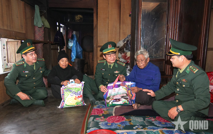 Chỉ huy Bộ đội Biên phòng TP Huế thăm, tặng quà các gia đình có hoàn cảnh khó khăn tại xã Trung Sơn, huyện A Lưới. 