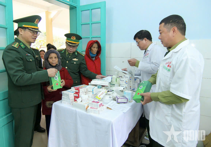 Khám bệnh, cấp phát thuốc miễn phí cho người dân xã Trung Sơn.