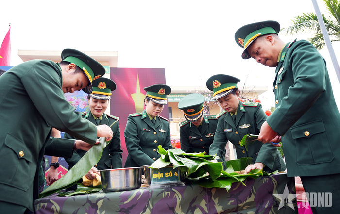 Cán bộ, chiến sĩ tham gia “Ngày hội bánh chưng xanh” trao tặng bệnh nhân và người dân có hoàn cảnh khó khăn.