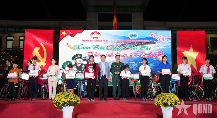 Trao xe đạp và học bổng tặng các em học sinh tại huyện Phú Lộc. 