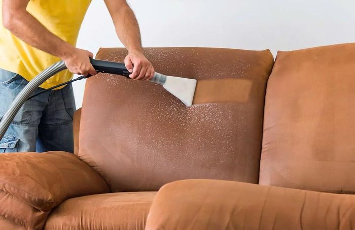  Cách làm sạch sofa nhung: Muốn làm sạch sofa nhung, nên sử dụng máy hút bụi để làm sạch bụi bẩn và tóc dính trên bề mặt ghế. Sau khi làm sạch bề mặt, có thể sử dụng một chiếc bàn chải lông mềm kết hợp với dung dịch tẩy rửa để làm sạch các vết bẩn trên sofa nhung. Lưu ý, nên chọn dung dịch làm sạch nhẹ nhàng, tránh sử dụng các chất tẩy rửa quá mạnh sẽ khiến chất vải nhung bị bào mòn hay thậm chí là mục rách theo thời gian. Sau khi vệ sinh sofa nhung, người dùng nên để ghế khô tự nhiên, tránh sử dụng máy sấy có nhiệt độ cao hay để sofa tiếp xúc trực tiếp với ánh nắng mặt trời. Ảnh minh họa