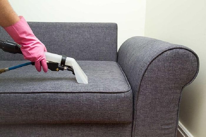 Pha 1 chén nước sạch với 1/4 chén nước rửa chén, sau đó dùng bàn chải mềm nhúng vào hỗn hợp và chà nhẹ lên ghế. Dùng một miếng vải khô sạch lau hết những bọt thừa trên ghế. Khi sạch hết bọt, bạn lấy một miếng vải sạch khác, thấm nước và lau lại toàn bộ ghế sofa. Dùng máy sấy, sấy khô lại toàn bộ ghế sofa trước khi đưa vào sử dụng. Ảnh minh họa