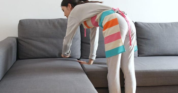 Các bước vệ sinh ghế sofa vải: Dùng máy hút bụi cầm tay để hút sạch bụi bẩn trên bề mặt ghế sofa. Lưu ý: Nếu không có máy hút bụi, bạn trải một vài chiếc khăn ẩm lên mặt ghế. Sau đó dùng gậy đập mạnh vào ghế. Với cách này, bụi bẩn từ trong ghế sofa sẽ bám vào chiếc khăn.