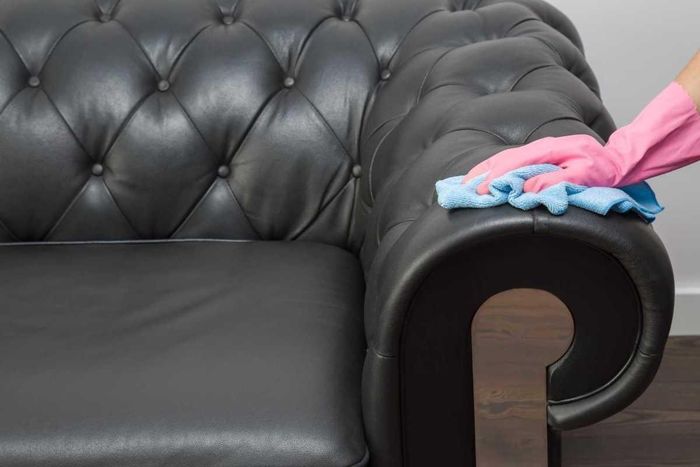  Cách vệ sinh ghế sofa chất liệu da: Dùng máy hút bụi cầm tay để hút sạch bụi bẩn trên bề mặt ghế sofa. Lưu ý: Nếu không có máy hút bụi, bạn trải một vài chiếc khăn ẩm lên mặt ghế. Sau đó dùng gậy đập mạnh vào ghế. Với cách này, bụi bẩn từ trong ghế sofa sẽ bám vào chiếc khăn. Ảnh minh họa