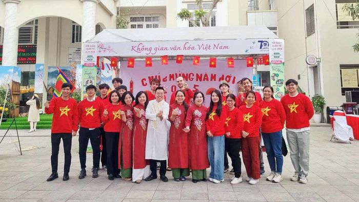 Sinh viên Bộ môn Ngôn ngữ và văn hóa Việt Nam, Trường Đại học Ngoại ngữ, Đại học Quốc gia Hà Nội, trải nghiệm Tết Việt. (Ảnh: Bảo Anh)
