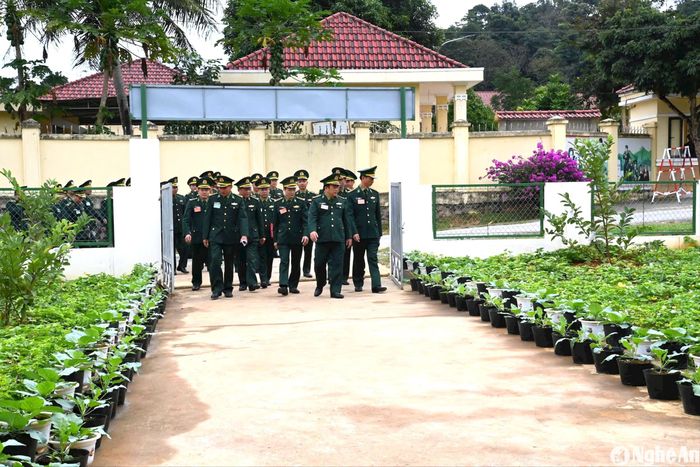 Lãnh đạo Bộ Chỉ huy Bộ đội Biên phòng tỉnh và các đơn vị tham quan mô hình điểm tại Đồn Biên phòng Nậm Càn (Kỳ Sơn). Ảnh: Hải Thượng