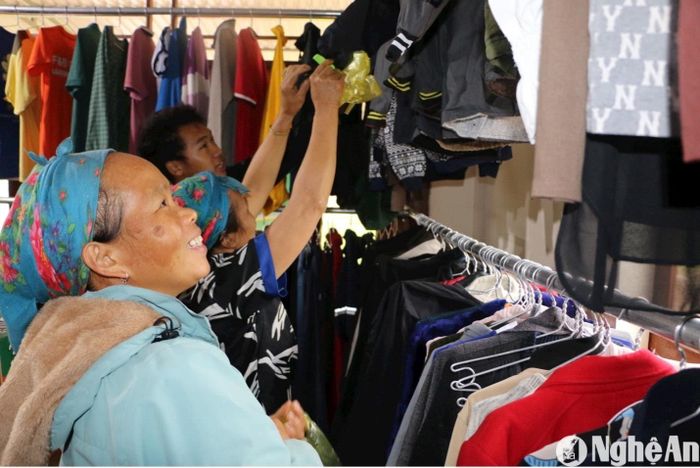 Người dân đến chọn đồ ấm tại ngôi nhà Thiện nguyện " Ai cần đến lấy- ai có sẻ chia" của Đồn biên phòng Nậm Càn. Ảnh: KL