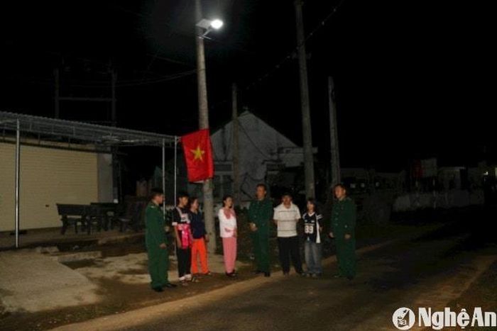 Mô hình "Ánh sáng vùng biên" do Đồn Biên phòng Nậm Càn (Kỳ Sơn) triển khai đã đem lại nhiều niềm vui cho các thôn, bản ở xã biên giới Nậm Càn, Kỳ Sơn. Ảnh: K.L