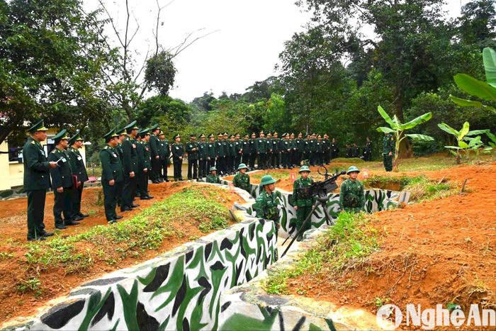 Lãnh đạo Bộ chỉ huy BĐBP và các đơn vị trực thuộc tham quan công sự chiến đấu tại đồn Biên phòng Nậm Càn. Ảnh: Hải Thượng