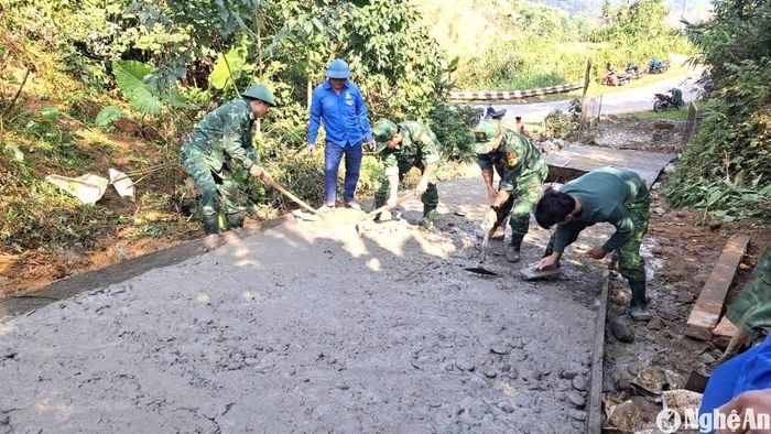 Đồn Biên phòng Nậm Càn (Kỳ Sơn) giúp đỡ nhân dân bản Liên Sơn, xã Nậm Càn làm đường giao thông. Ảnh: CSCC