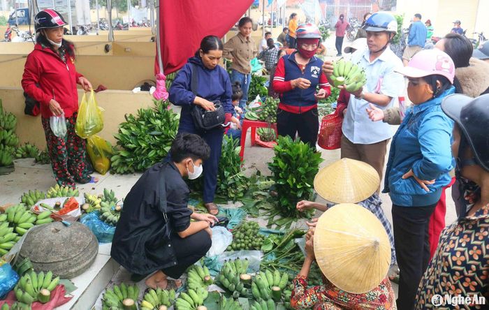 Những nông sản “cây nhà lá vườn” như chè xanh, chuối xanh, trầu cau, lá tắt (quýt)... được bày bán ở chợ Cầu xã Kim Liên (Nam Đàn). Ảnh: Huy Thư