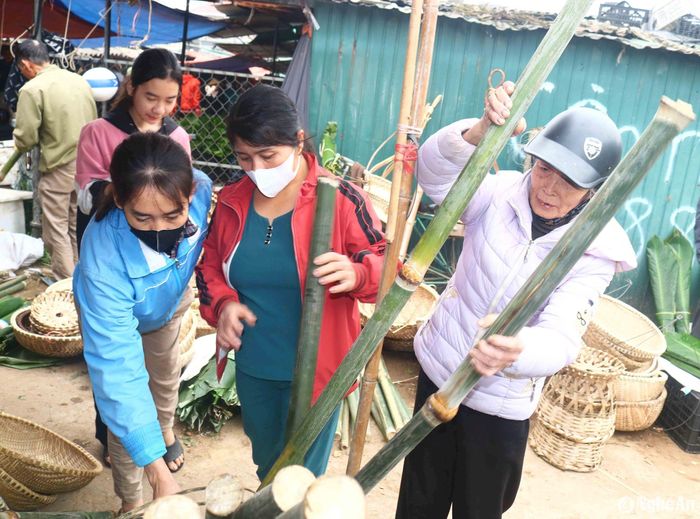 Cũng như lá dong, những cây giang được đưa về từ trên rừng khá sớm. Tầm 20 tháng Chạp, giang để gói bánh đã được bán khắp các chợ. Người đi chợ thường chọn mua loại giang ống dài, không già không non. Mỗi ống giang thường có giá trên dưới 10.000 đồng. Ảnh: Huy Thư