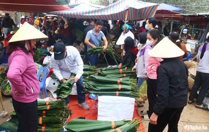 Chợ quê ngày Tết bày bán khá nhiều mặt hàng đặc trưng của Tết như lá dong, giang… Năm nay, lá dong khá sẵn do được đưa về từ các huyện miền núi. Ngoài ra, còn có lá dong do dân tự trồng trong vườn nhà. Ảnh: Huy Thư
